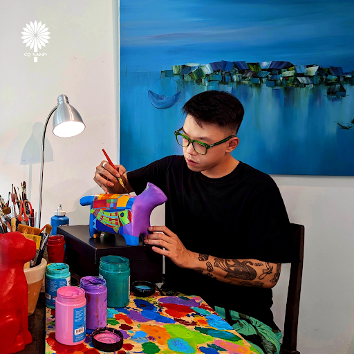 Le Minh Tri putting the finishing touches on his sculpture