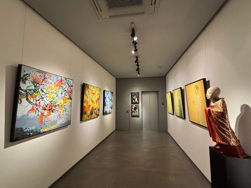Green Palm Gallery is renowned for its Indochine art collection and an array of valuable works.