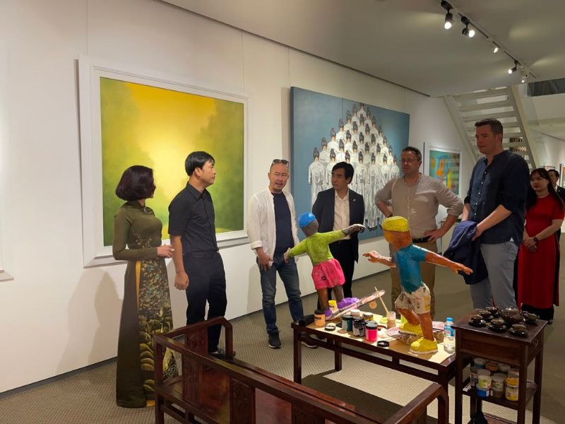 Green Palm Gallery trưng bày nhiều tác phẩm nguyên bản của các họa sĩ Việt Nam.