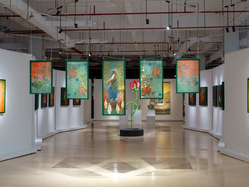 Lotus Gallery quy tụ nhiều tác phẩm hội họa hiện đại của họa sĩ Việt Nam.