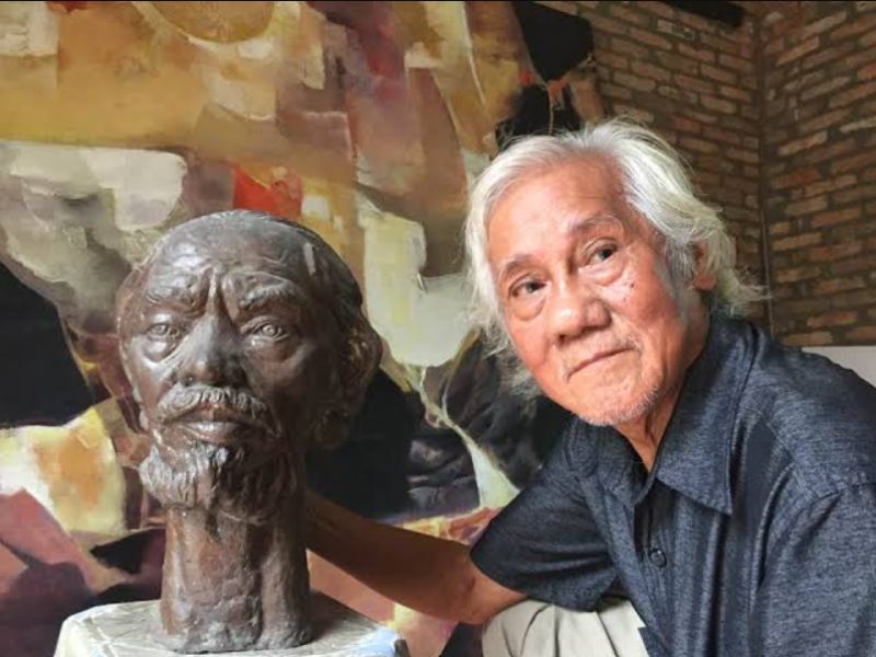 Ho Huu Thu explored human figures, lotus flowers, and inner emotional states throughout many of his artworks.