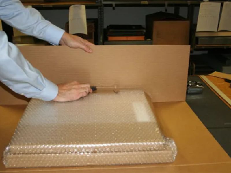 Lớp xốp chống sốc giúp giảm tác động của va đập lên khung và bề mặt trong khi di chuyển.