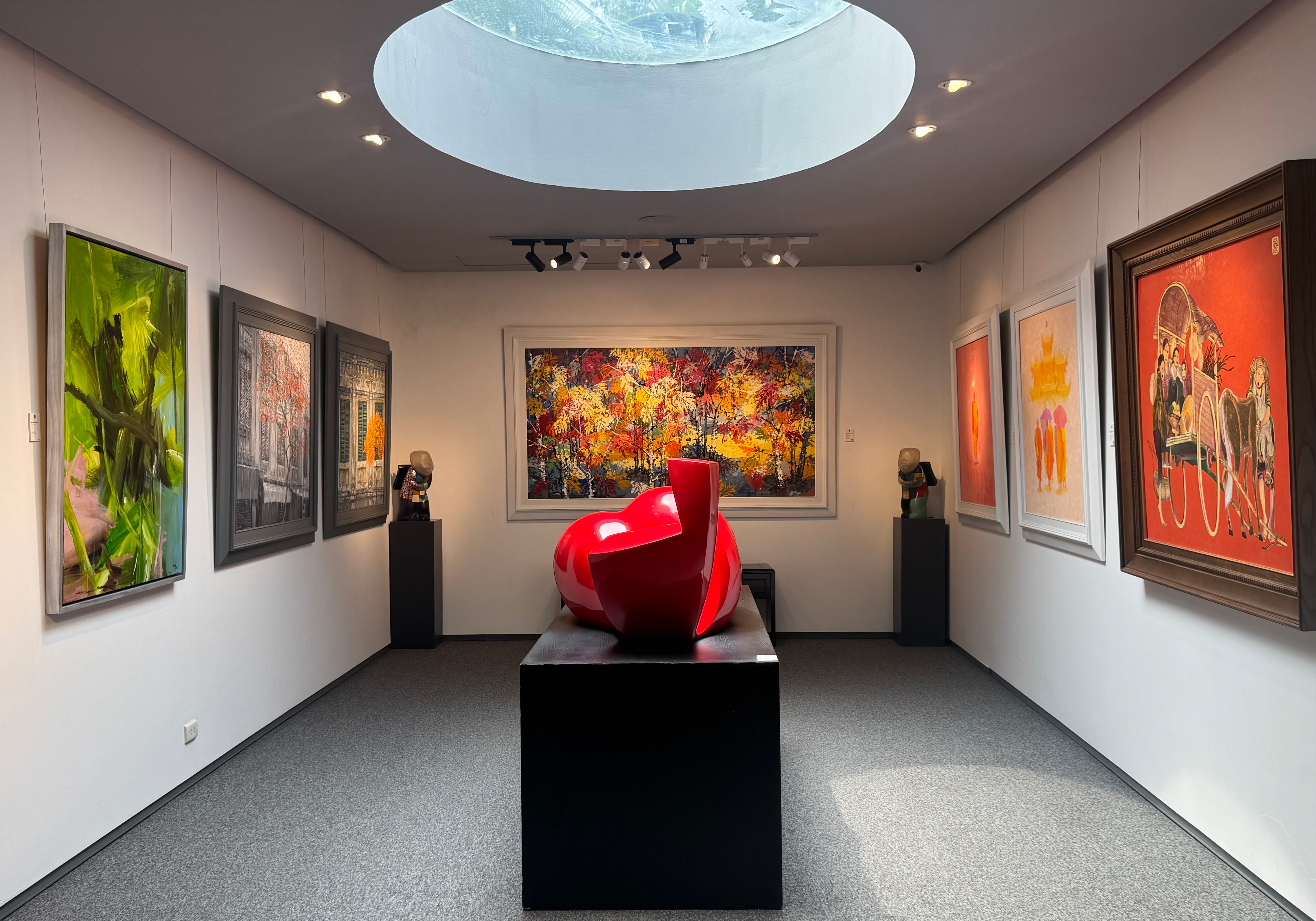 Không gian trưng bày tạo Green Palm Gallery với đa dạng các dòng tranh