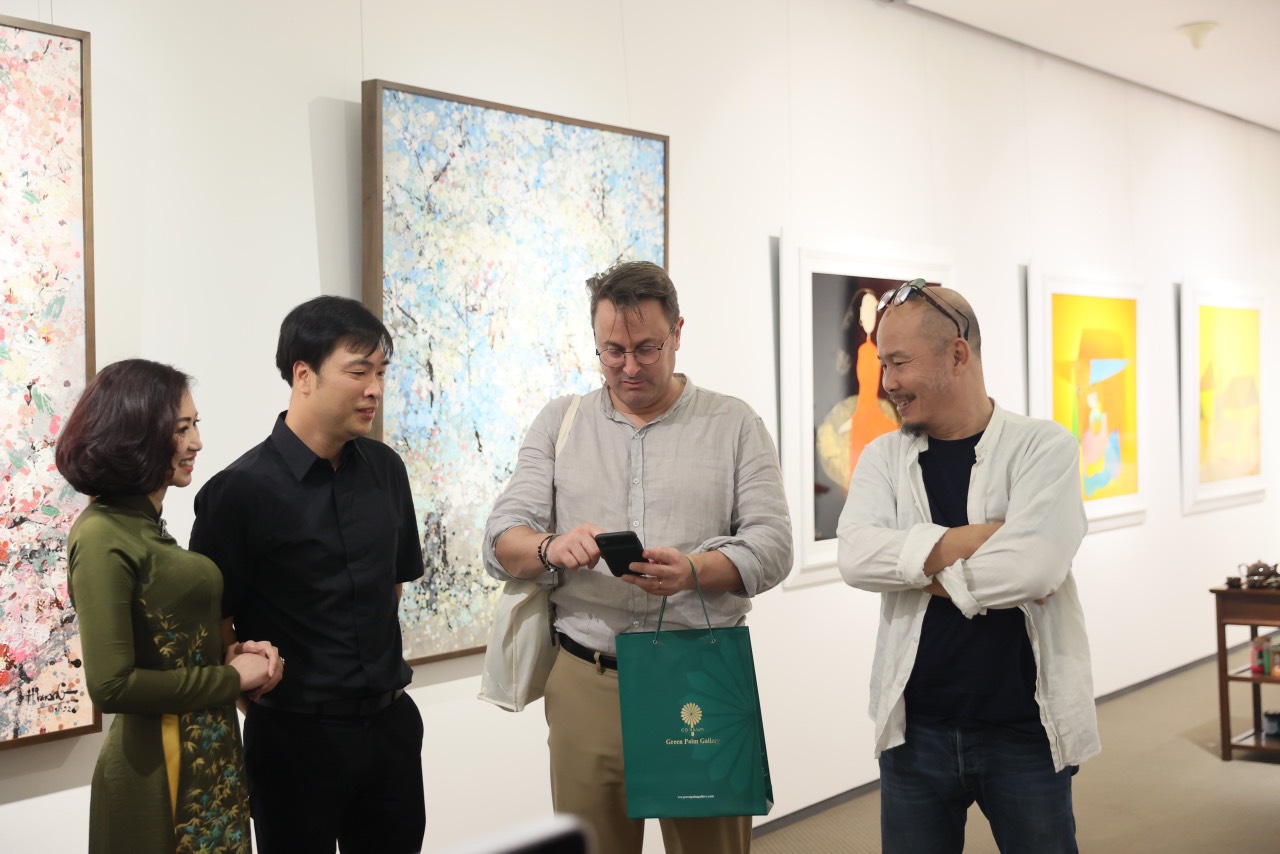 At Green Palm Gallery, every client receives personalized service to help them select the ideal artwork.